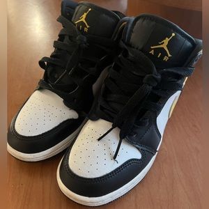 Air Jordan 1 Mid ‘Black University Gold’